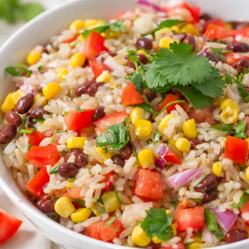 Quick vegetarian lunch ideas featuring healthy salads and sandwiches for easy meal prep.